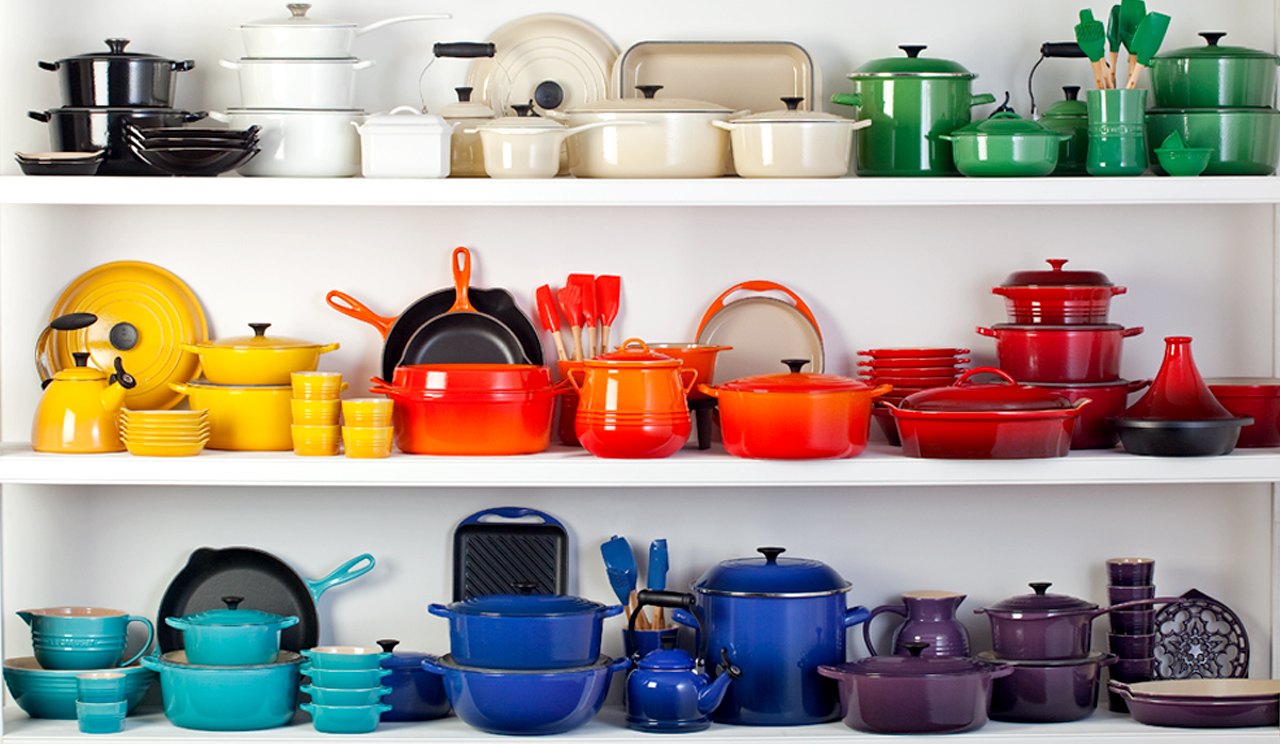 Кухонную посуду изготавливают из. Le Creuset посуда. Тарелки le Creuset. Le Creuset кухня. Яркая посуда для кухни.