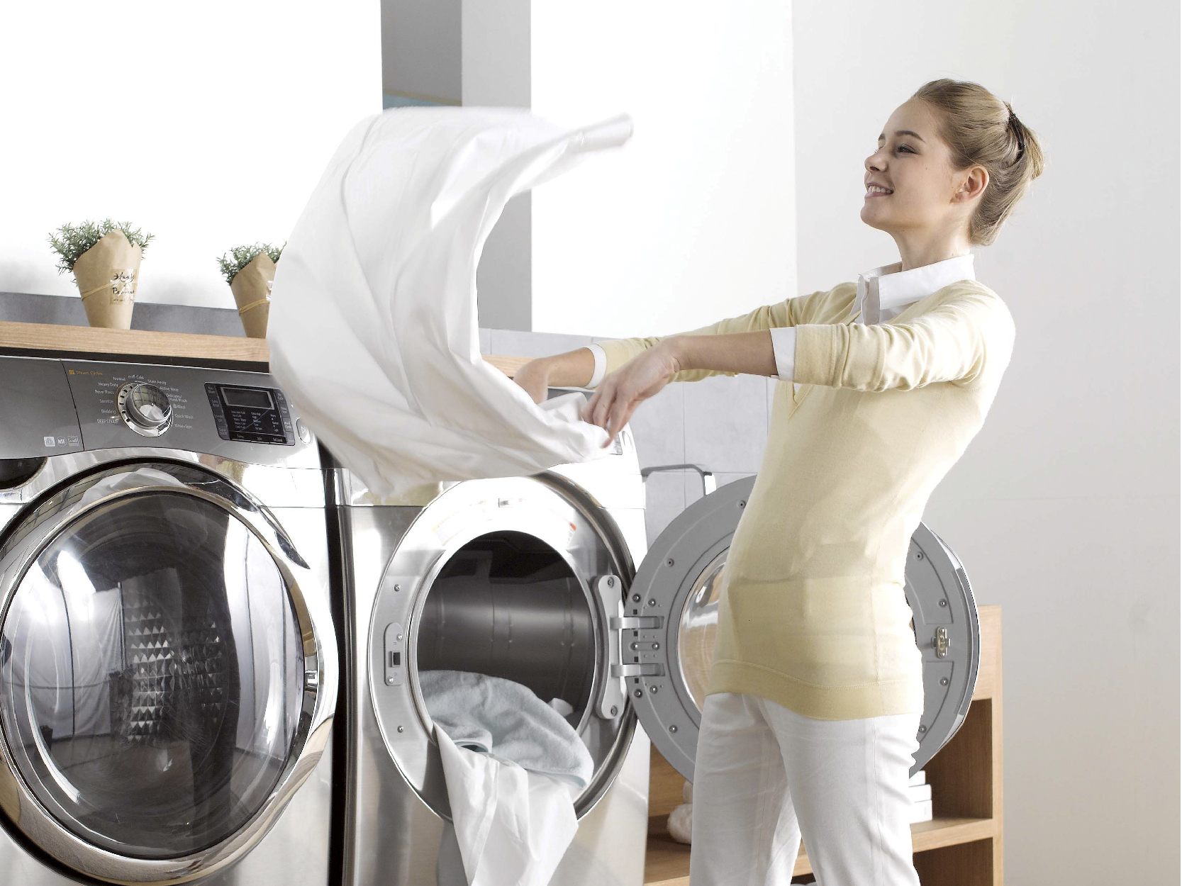 Как часто стирать белье. Стирка одежды. Стирка белья. Стиральная машинка с бельем. Одежда в стиральной машине.