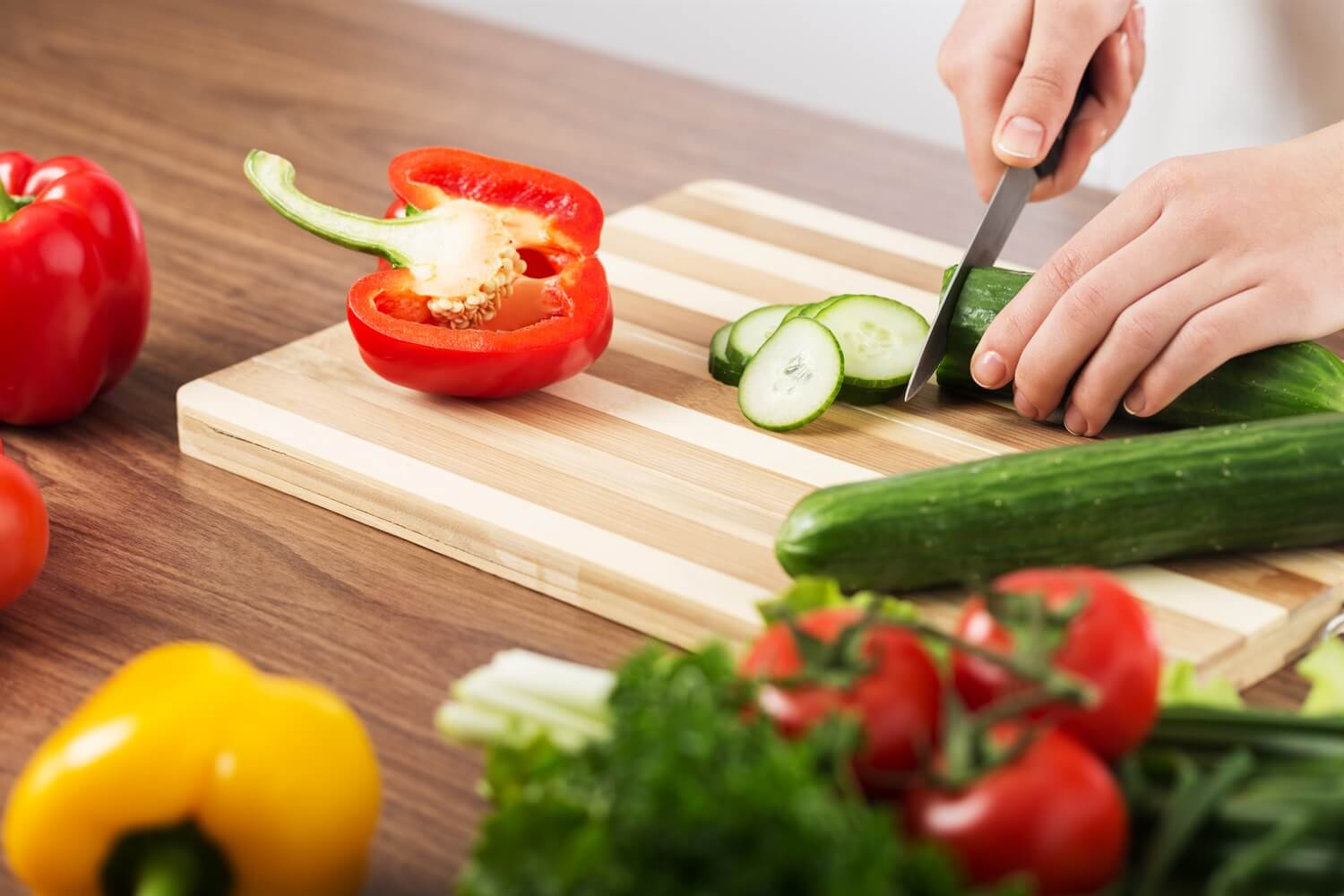 Нож режет овощи. Нарезанные овощи. Резать овощи. Порезанные овощи. Овощи на столе.