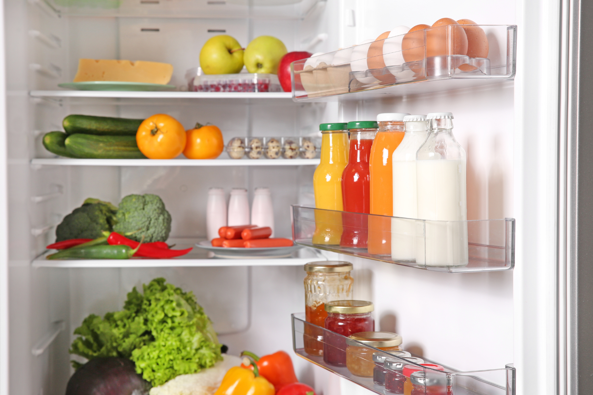 Можно хранить клубнику в холодильнике. Открытый холодильник с продуктами. Холодильник полный здоровой еды. Полный холодильник клубники. Fridges Full of different food.