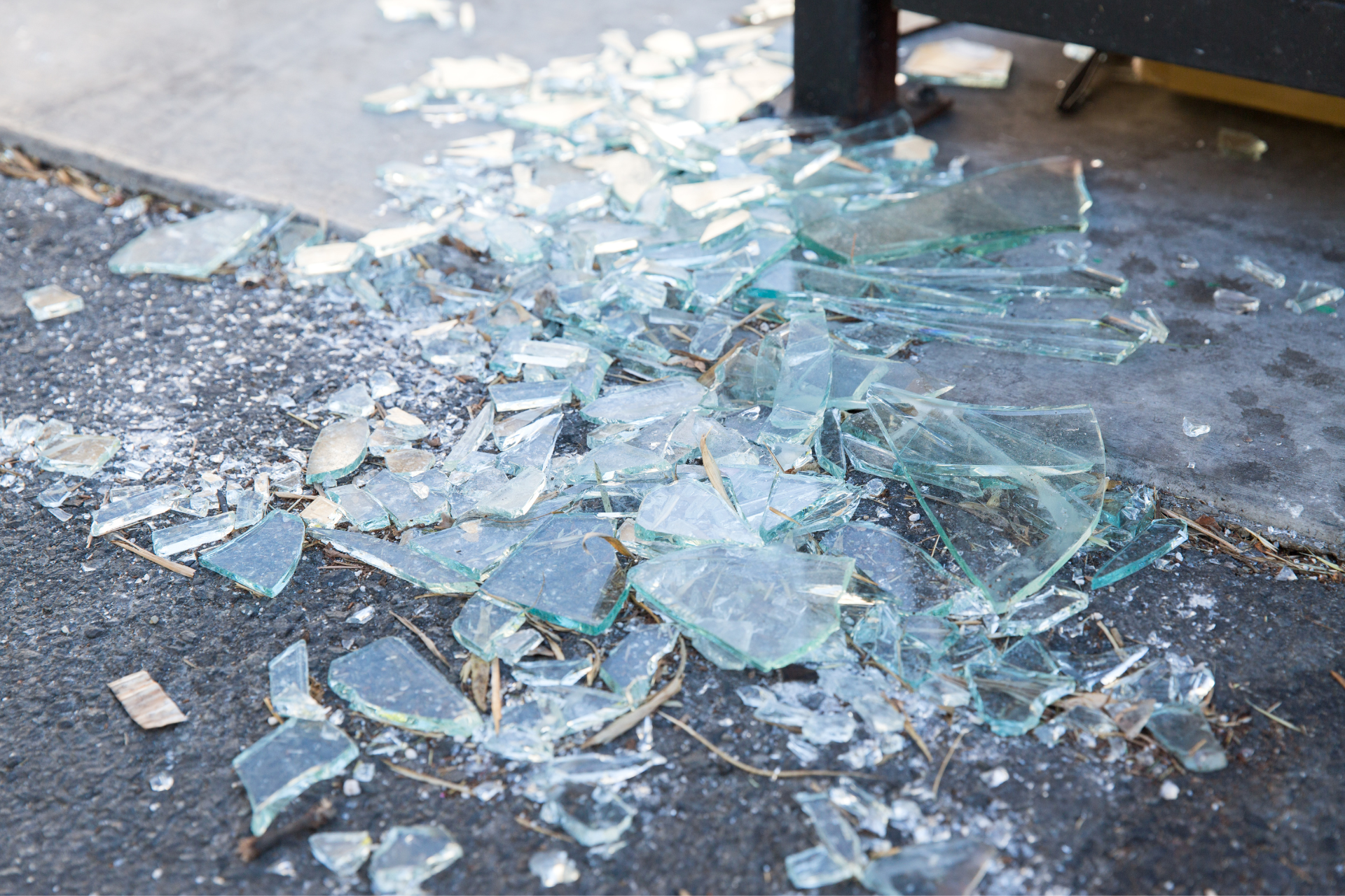 Разбил пол. Разбитое стекло. Разбитые стекла на полу. Пол с разбитым стеклом. Кусок стекла.